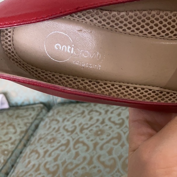 Easy spirit red heels 8.5 - Picture 4 of 6